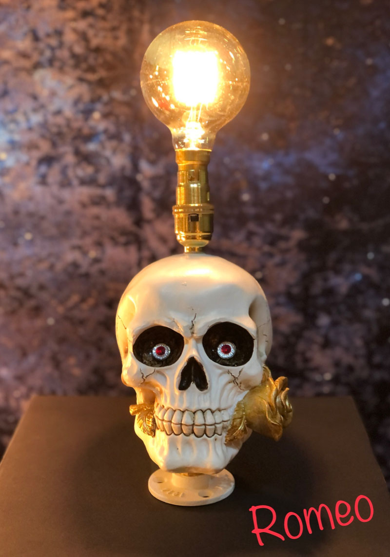 Romeo Skull Lamp